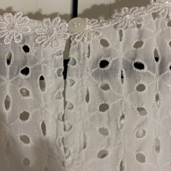 Pretty Eyelet & Daisy Top NWOT - Picture 5 of 7